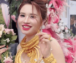 Cô dâu Tiền Giang đeo vàng kín cổ trong ngày cưới, màn trao quà kéo dài 30 phút