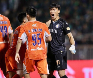 Ghi bàn, cản penalty giúp đội nhà thoát hiểm, thủ môn Bùi Tiến Dũng đã 'hồi sinh' ngoạn mục như thế nào?
