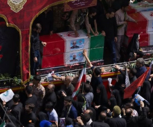 'Biển người' Iran tiễn biệt các chỉ huy, nhà khoa học hạt nhân thiệt mạng