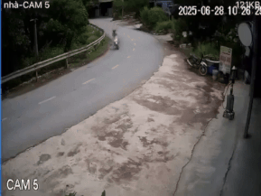 Đôi nam nữ thương vong dưới gầm xe tải: Camera hé lộ khoảnh khắc thương tâm