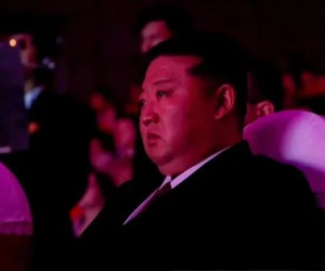Chủ tịch Triều Tiên Kim Jong Un rưng rưng nước mắt tại chương trình nghệ thuật