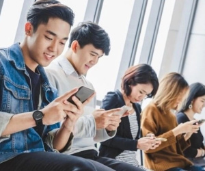 Mẹ già còng lưng nuôi con trai sức dài vai rộng