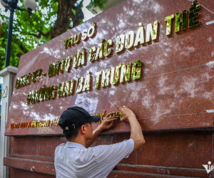 Hàng loạt trụ sở phường mới của Hà Nội cấp tập thay biển tên