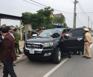 Bắt xe ô tô bán tải chở súng và ma tuý