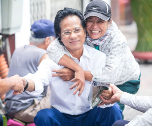 Chế Linh ngồi trà đá vỉa hè, người bán hàng rong nhận ra và ôm chặt
