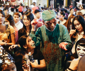 Giới trẻ Sài Gòn hưởng ứng Halloween: Phố đi bộ Bùi Viện là 'sàn' hóa thân đặc sắc nhất năm nay!