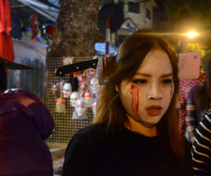 Nhiều người hốt hoảng với cảnh tượng dao cắm xuyên đầu cô gái trẻ trong đêm Halloween trên phố Hàng Mã