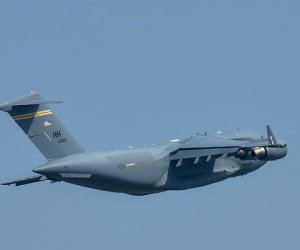 Ngựa thồ C-17 chở theo những gì đến Việt Nam cho TT Trump?