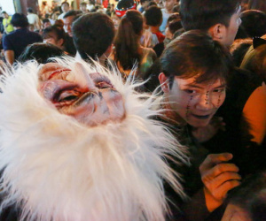Người Sài Gòn hóa trang xuống phố Bùi Viện đêm Halloween
