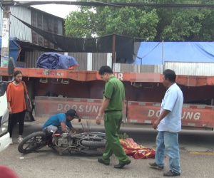 Người thân nhiều lần ngất xỉu cạnh thi thể nữ sinh 20 tuổi chết thảm dưới gầm xe đầu kéo