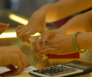 Vàng mất giá hơn 1%, thị trường chờ đợi yếu tố mới