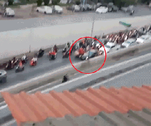 Video: Người đàn ông "một mình chống lại cả thế giới" trong hầm Kim Liên gây ùn tắc nghiêm trọng