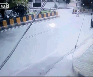 Video: Người phụ nữ lái xe máy đâm gục người đi bộ