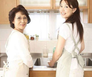 Giận 'sôi máu' vì hành động trêu tức con dâu của mẹ chồng