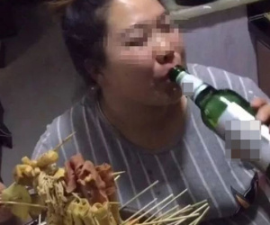 Mẹ bầu 9 tháng phát trực tiếp cảnh uống bia, ăn thịt nướng, dân mạng ngao ngán kêu: 'Bó tay!'