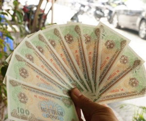Muốn có tiền giấy 100 đồng phải chịu phí đổi cao gấp hàng trăm lần