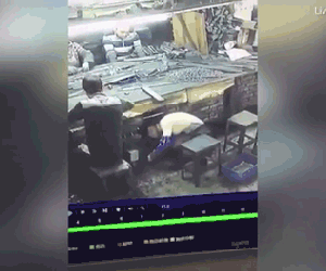Video: Bất cẩn cuốn tóc vào máy, nữ công nhân bị lột cả mảng da đầu