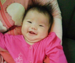 Bé gái 3 tháng tuổi nghi bị mẹ bỏ rơi giữa đêm tối kèm theo cuốn sổ chích ngừa bệnh