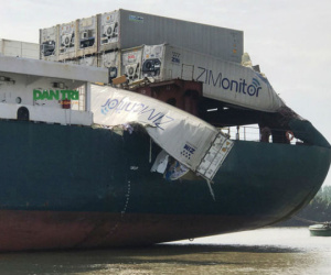 Hai tàu container tông nhau trên sông, hàng trăm người lao ra 'hôi của'