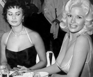 Sự thật đằng sau bức ảnh nổi tiếng cô đào Sophia Loren liếc nhìn 'vòng một' của nữ đồng nghiệp'