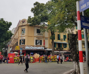Khách thủ đô tò mò ngày McDonald's mở cửa hàng đầu tiên tại Hà Nội