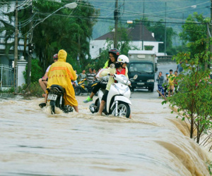 Mưa lớn 2 ngày, Nha Trang phố biến thành sông