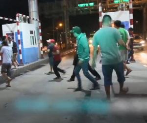 Video: Người dân hò hét tại BOT Cai Lậy bất chấp xe lưu thông tốc độ cao