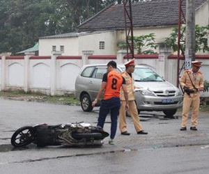 Thanh niên đi xe máy va chạm người đi bộ, bay lên vỉa hè và tử vong