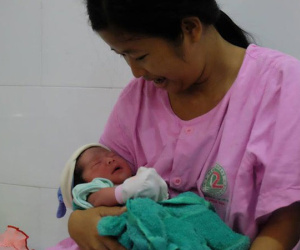 TP.HCM: Chồng đi làm không về, sản phụ đẻ rớt con trong hố nước nhà vệ sinh lúc nửa đêm
