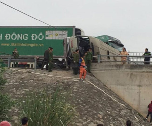 Xe đầu kéo đâm lật ôtô khách trên cao tốc, 2 người bị thương