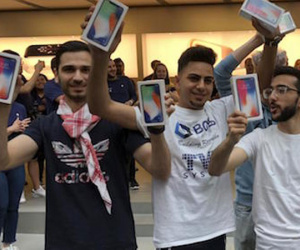 Gần 500 người xếp hàng tại Apple Store đầu tiên bán iPhone X