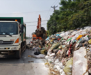Hà Nội bất ngờ bứng loạt núi rác ứ đọng, bốc mùi nhiều tháng