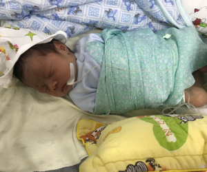 Hà Nội: Sinh con chưa được 10 giờ đồng hồ, mẹ bế con sang giường bên gửi rồi bỏ đi