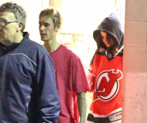 Selena Gomez đến cổ vũ Justin Bieber chơi hockey và mặc cả áo của bạn trai