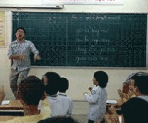 Thầy giáo vô tư múa 'Đàn gà con' cho học sinh dễ thuộc bài