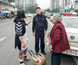 Vượt hơn 200km, người mẹ già một mình lạc lõng giữa thành phố xa lạ chỉ để mang đồ ăn cho con gái