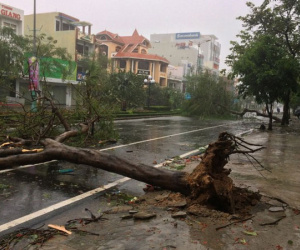 Đường phố ngổn ngang, nhà mất mái, cổng chào đổ sập trong bão