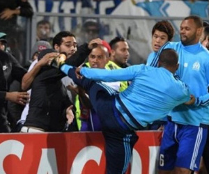 Evra bị đình chỉ thi đấu sau vụ đá CĐV