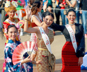 Mỹ Linh cùng dàn thí sinh Miss World diễu hành ở Trung Quốc