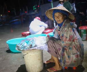Người dân mưu sinh trong đêm bão