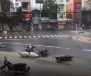 Phú Yên: 'Từ nhỏ tới giờ mới thấy bão gió lớn thế này, bão rít từng hồi, mái tôn đập rầm rầm'