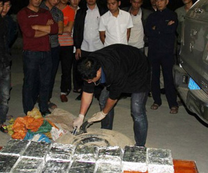 Sử dụng xe biển số công vụ vận chuyển 40 bánh heroin