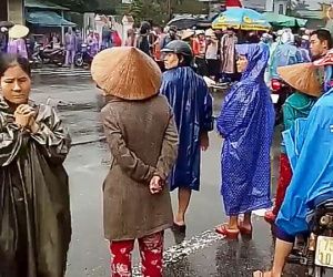 Bé gái đi xe đạp rẽ qua đường bị ôtô tải chở dăm gỗ cán tử vong