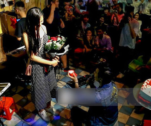 Chúng Huyền Thanh bất ngờ được bạn trai cầu hôn giữa phố Tây - Bùi Viện