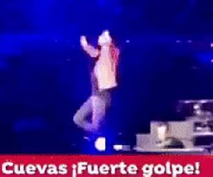 HLV The Voice Mexico ngã xuống hố sân khấu khi đang biểu diễn