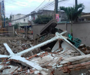 Xe xúc thi công trường mẫu giáo bị hất tung nghi dính mìn