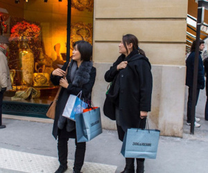 40 du khách Trung Quốc bị cướp xịt hơi cay tại Paris
