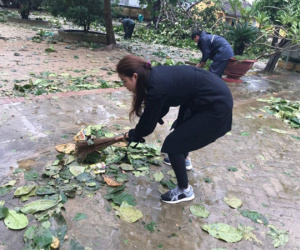 Hoa hậu Phạm Hương thăm hỏi cư dân vùng bão lũ, không ngần ngại quét dọn giúp mọi người
