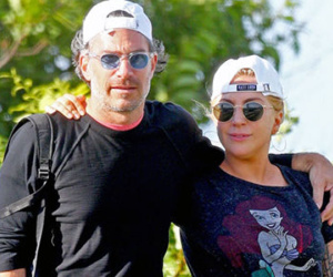 Lady Gaga bất ngờ đính hôn với người tình lớn hơn 17 tuổi