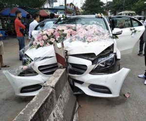 Xe Mercedes cưới đâm dải phân cách đầu tõe làm đôi, cô dâu chú rể an toàn